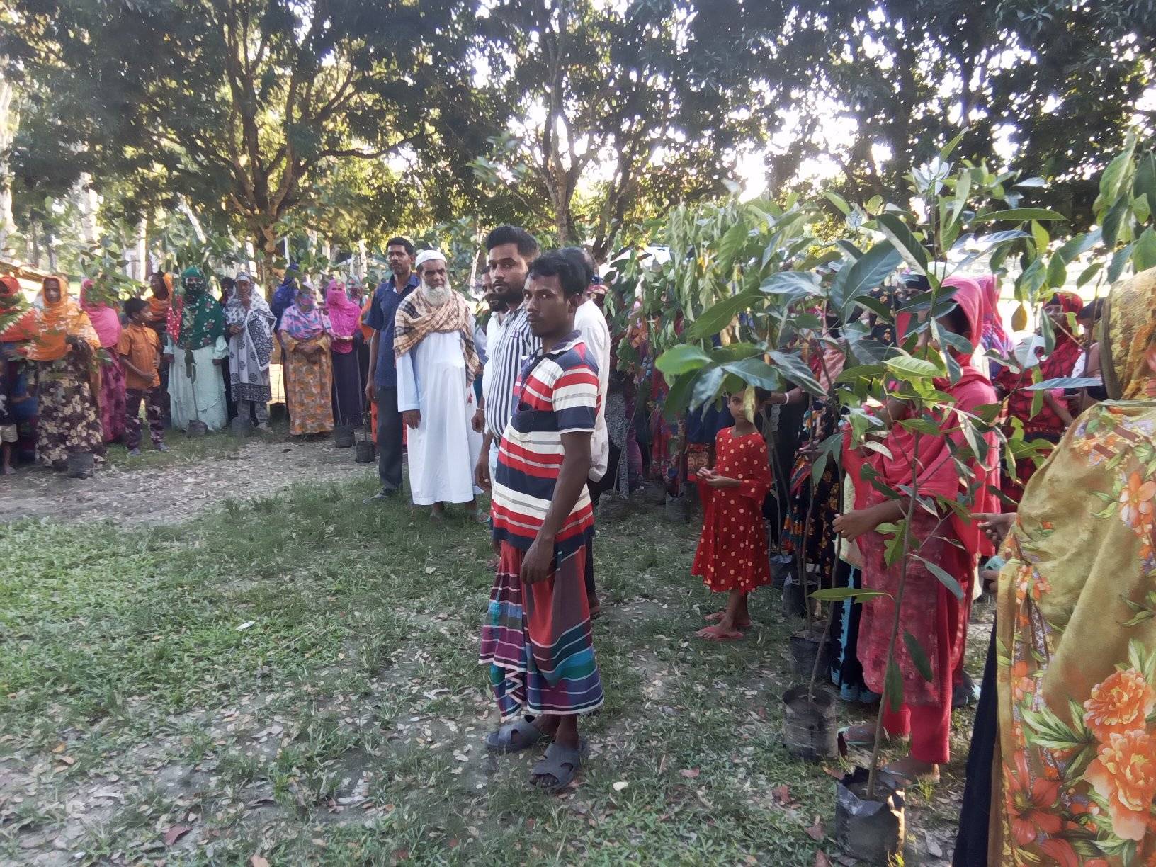 চাঁচড়া রুপদিয়ায় এসো গড়ি সমবায় সমিতির গাছের চারা বিতরন ও টিউবয়েলের গোড়া প্লাস্টার কর্মসূচি