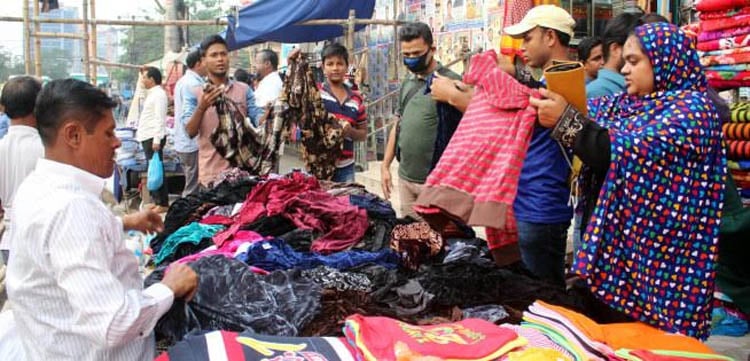 কুমিল্লায় বেড়েছে শীত, গরম কাপড়ের দোকানে ক্রেতার ভিড়