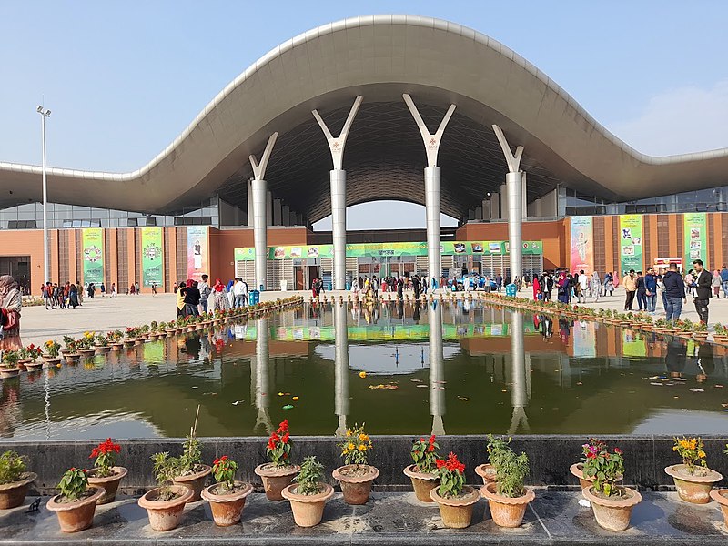 ছুটির দিনে জমজমাট বাণিজ্য মেলা
