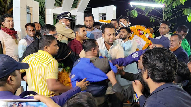 মাদারীপুরে শহিদ মিনারে ফুল দেওয়া নিয়ে ছাত্রলীগের সংঘর্ষ