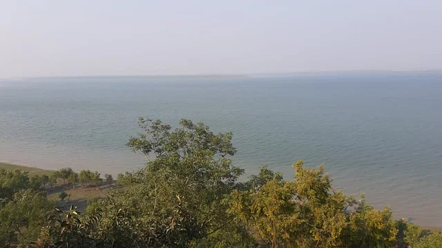 একের পর এক বিকট শব্দে কাঁপছে সীমান্ত