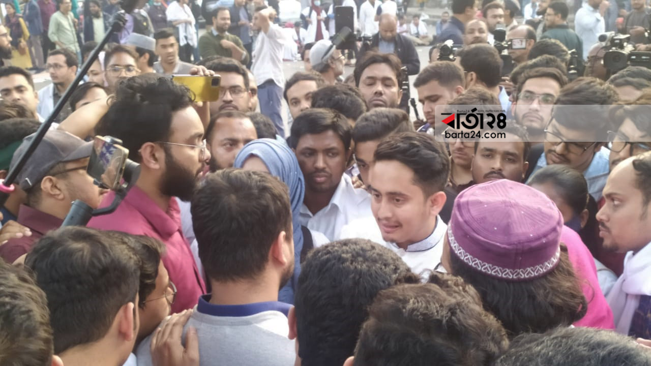 সারজিসের আশ্বাসে সড়ক অবরোধ তুলে নিলেন ট্রেইনি চিকিৎসকরা