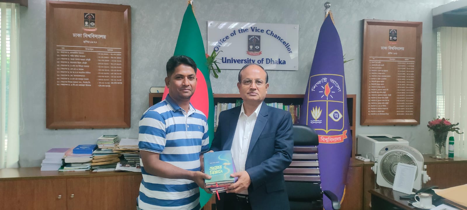 ঢাবি ভিসিকে বই উপহার দিলেন খাজা ওসমান ফারুকী