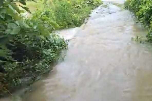 মুহুরী নদীর পানি বেড়ে যাওয়া বেড়িবাঁধ গড়িয়ে লোকালয়ে পানি ঢুকেছে