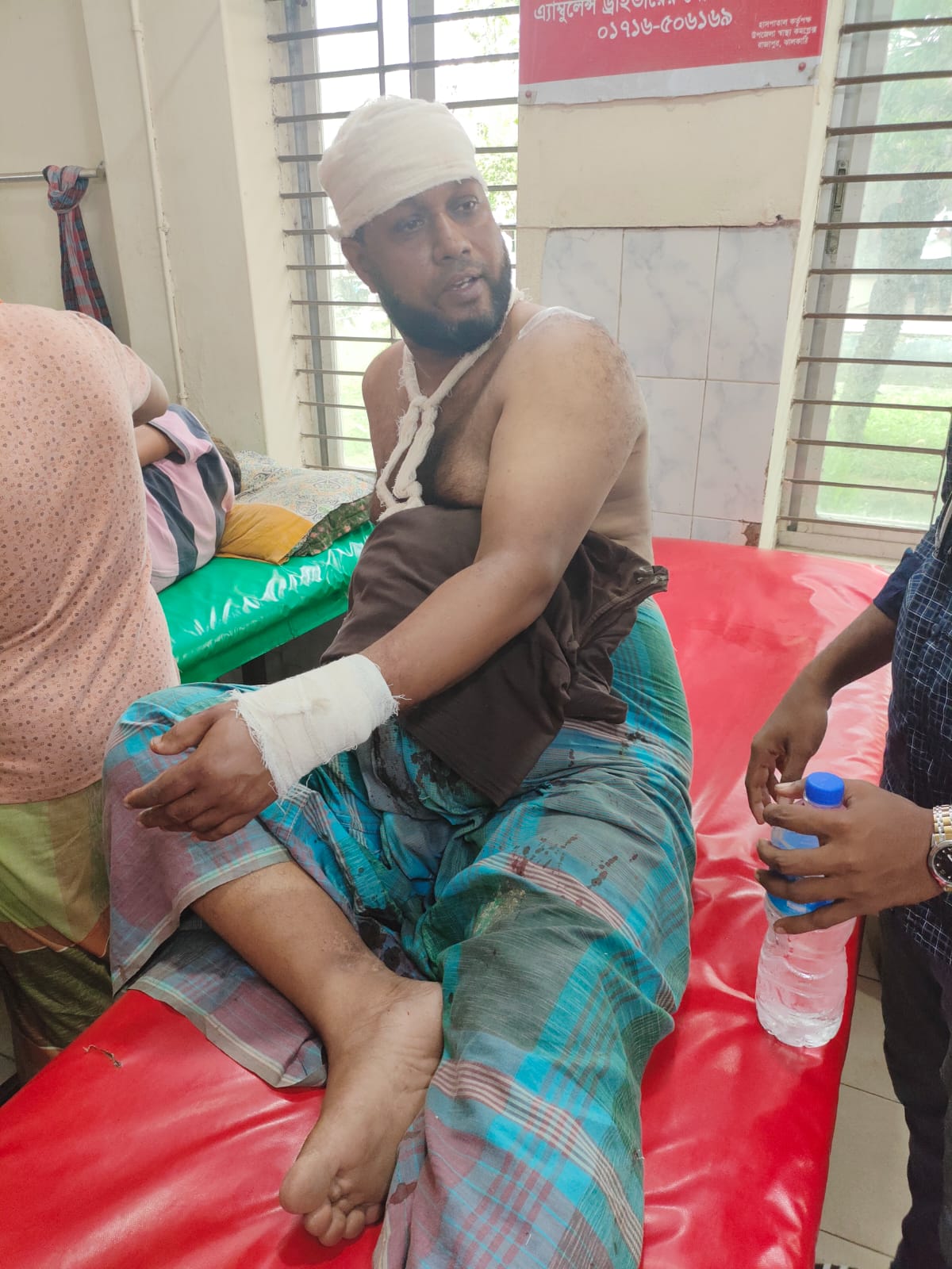 রাজাপুরে গাছ কাটা নিয়ে সংঘর্ষ আহত-১ , গ্রেপ্তার মা-ছেলে