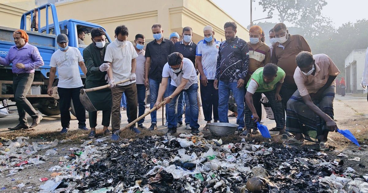 মেহেরপুর জেনারেল হাসপাতালে বিএনপির পরিচ্ছন্নতা অভিযান