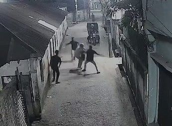 ১২ সেকেন্ডে ব্যাগ ছিনিয়ে পালালেন ছিনতাইকারীরা, পেছনে ছুটলেন বৃদ্ধ
