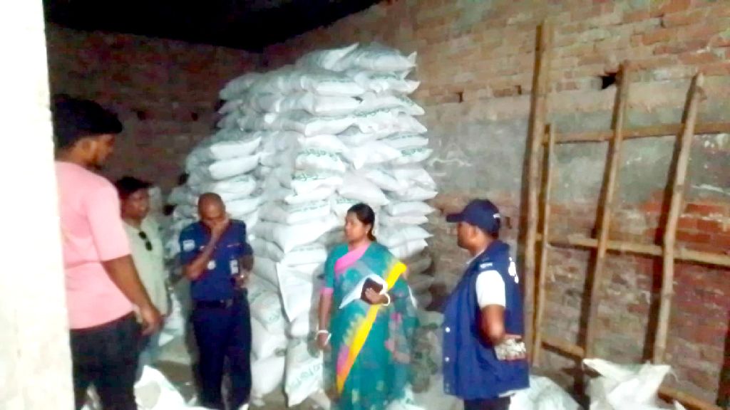 সব সার বিতরণের দাবি ডিলারের, গুদামে মিলল ১৫০০ বস্তা