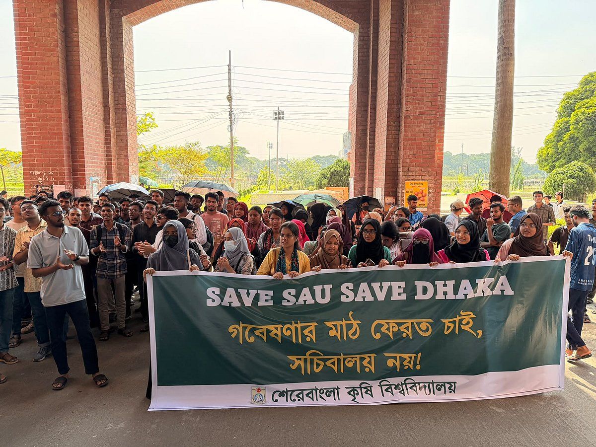 বাণিজ্য মেলার মাঠে সচিবালয় স্থানান্তরের প্রতিবাদ, যন্ত্রাংশ ও দুটি গাড়ি নিয়ে গেলেন শেকৃবির শিক্ষার্থীরা