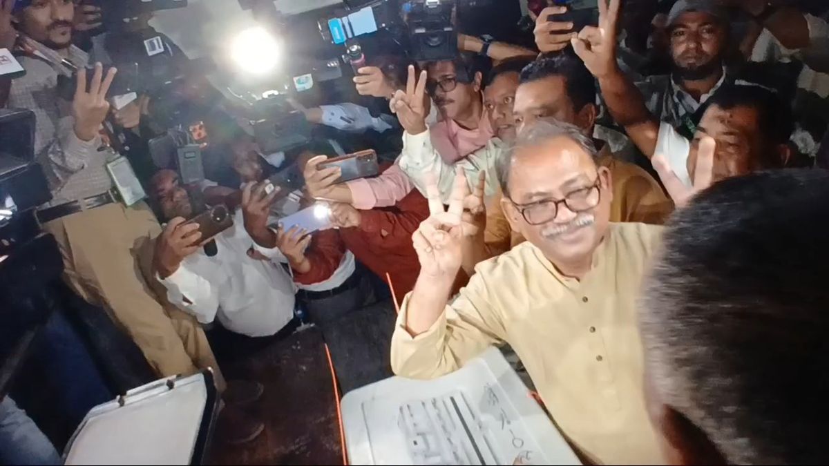 ভোট দিয়ে বিএনপির প্রার্থী মির্জা ফয়সল বললেন, ‘শতভাগ জয়ের ব্যাপারে আশাবাদী’