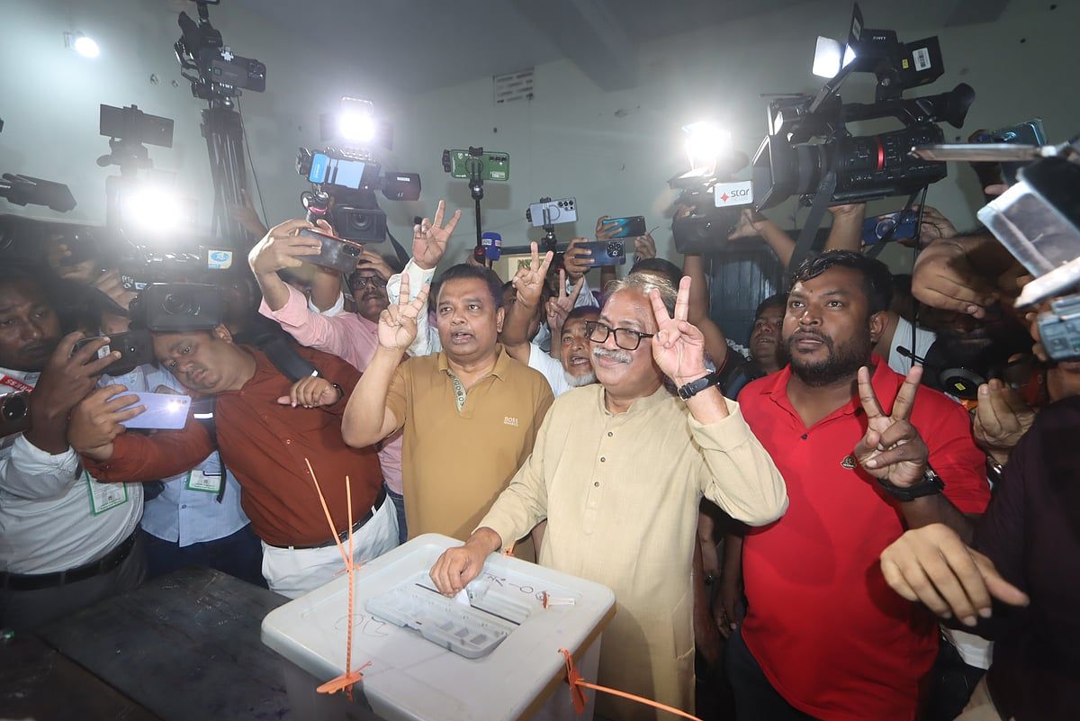 জয়ের আশা বিএনপির প্রার্থীর, প্রিসাইডিং কর্মকর্তার কার্ডে ছবি না থাকার অভিযোগ জামায়াতের