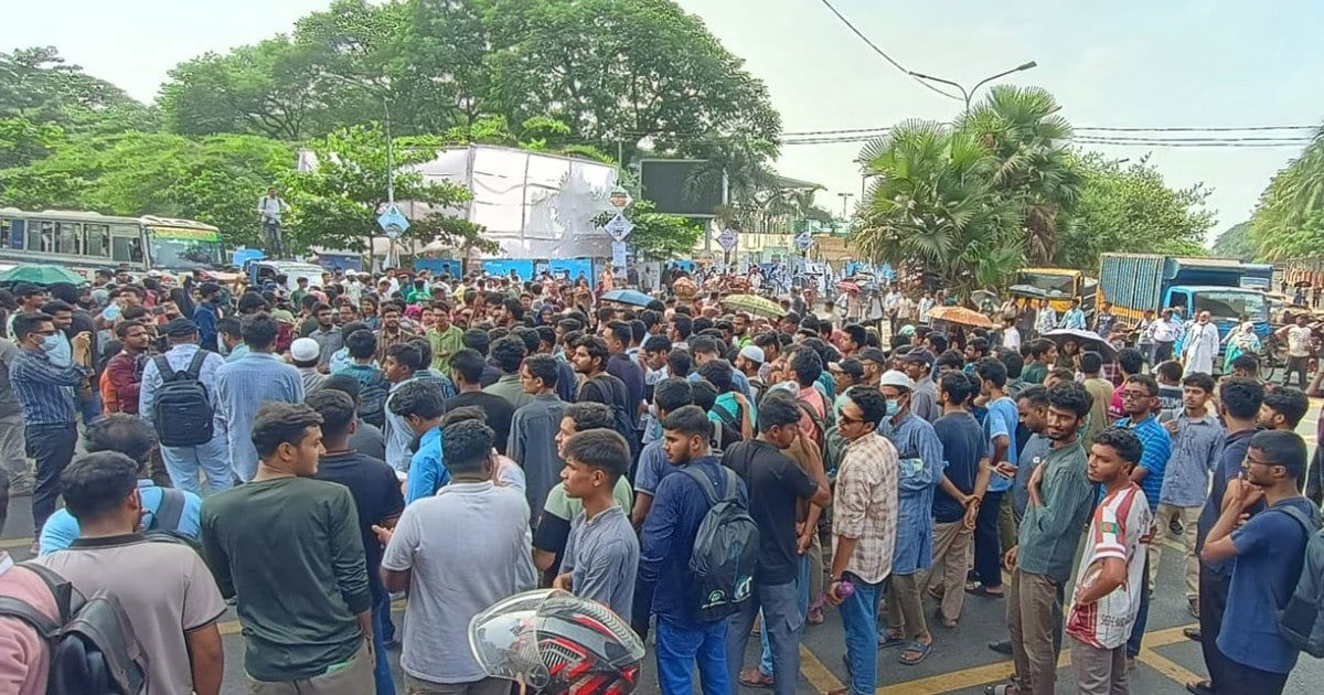 সচিবালয় স্থানান্তরের সিদ্ধান্তের প্রতিবাদে শেকৃবি শিক্ষার্থীদের সড়ক অবরোধ