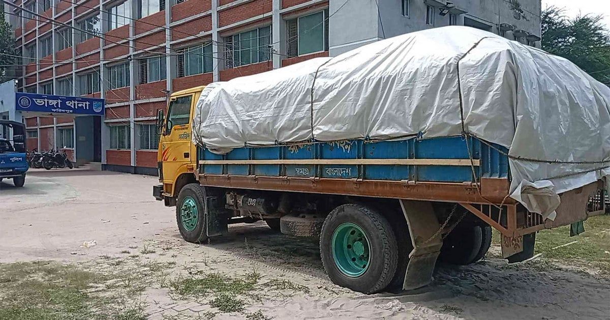 কালোবাজারে সার বিক্রির সময় কার্যক্রম নিষিদ্ধ আ.লীগ নেতা আটক