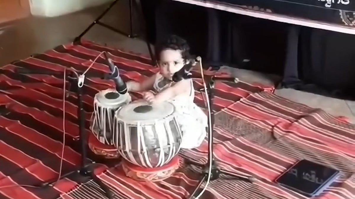 মাত্র ২ বছর ১০ মাসেই তবলার ১২ তাল বাজিয়ে রেকর্ড