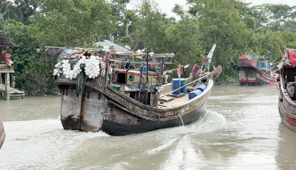 নিষেধাজ্ঞা শেষে সাগরে জাল ফেলতেই আবহাওয়ার চোখরাঙানি