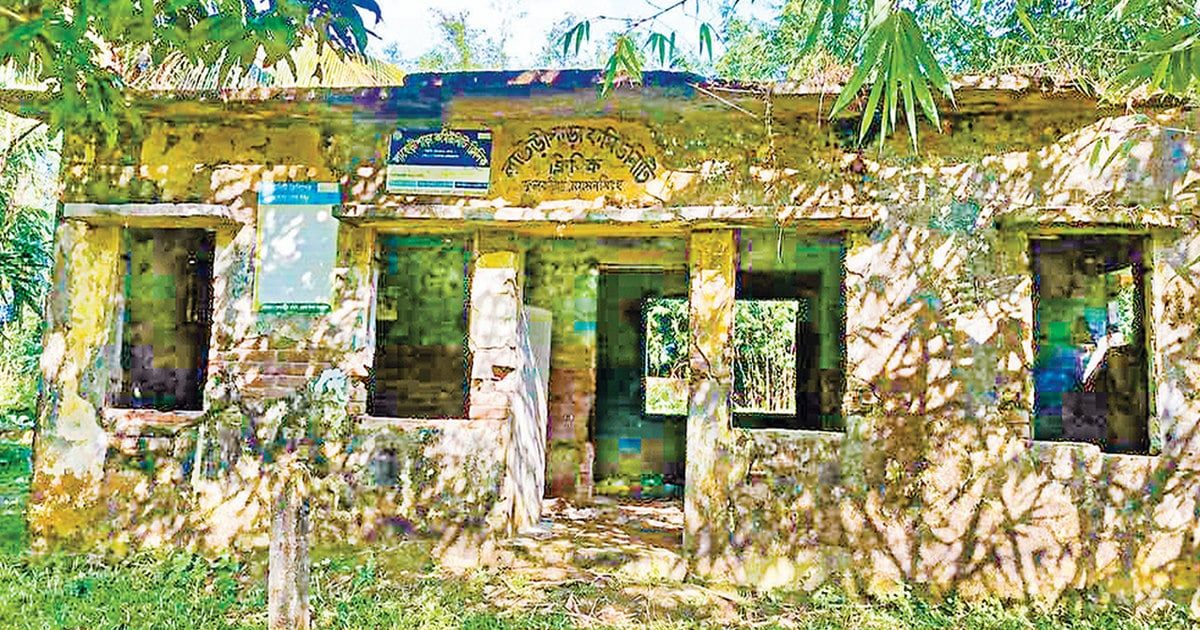 ফুলবাড়ীয়ায় ৫৩ কমিউনিটি ক্লিনিকের ২৭টিই ঝুঁকিপূর্ণ