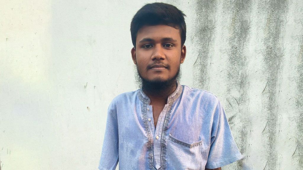 বিদ্যুৎস্পৃষ্টে দুই হাত হারানো সীতাকুণ্ডের রাব্বি এবারও পেলেন জিপিএ-৫